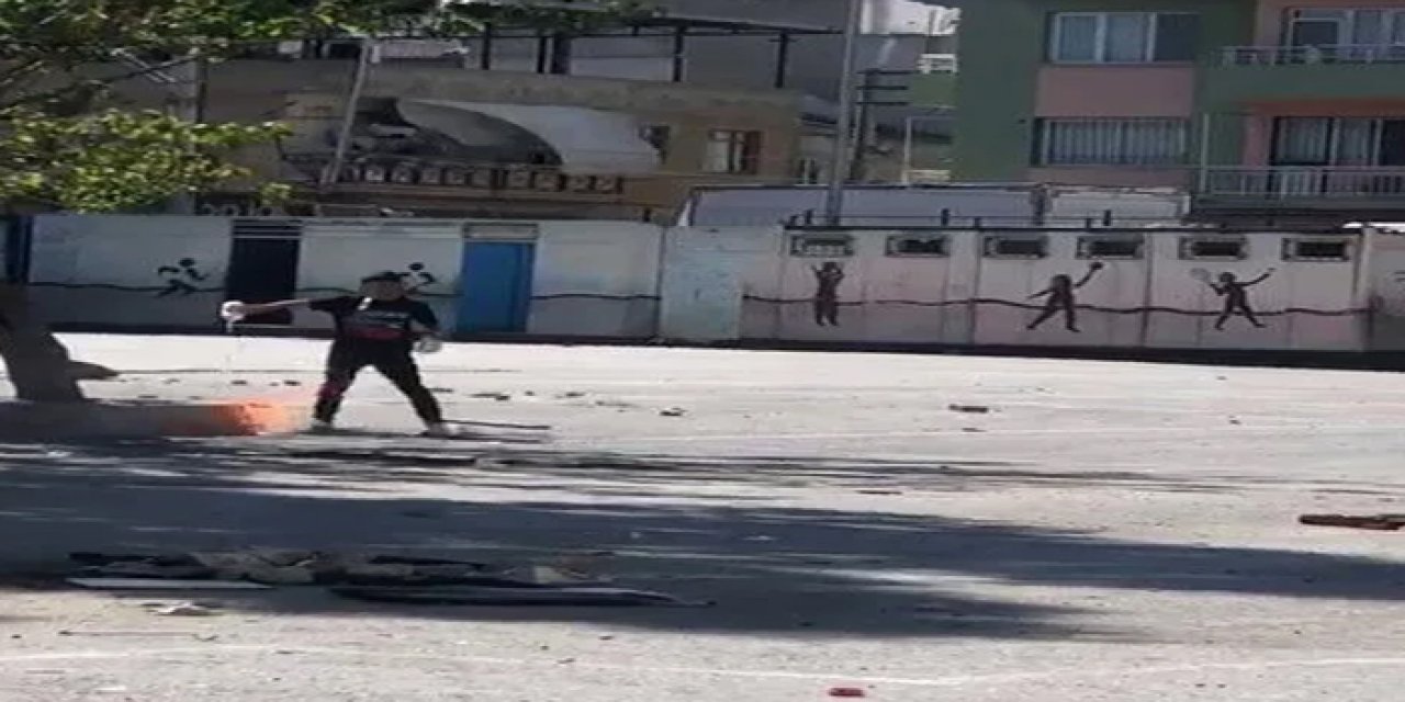 İzmir’de okul bahçesinde camları kırıp ateş yaktılar!