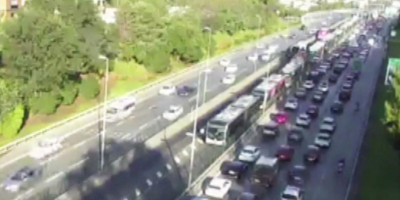 Kadıköy Acıbadem’de metrobüs kazası