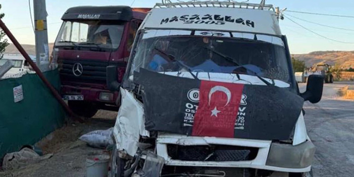 Eskişehir’de tarım işçilerini taşıyan minibüsle kamyon çarpıştı: 20 yaralı