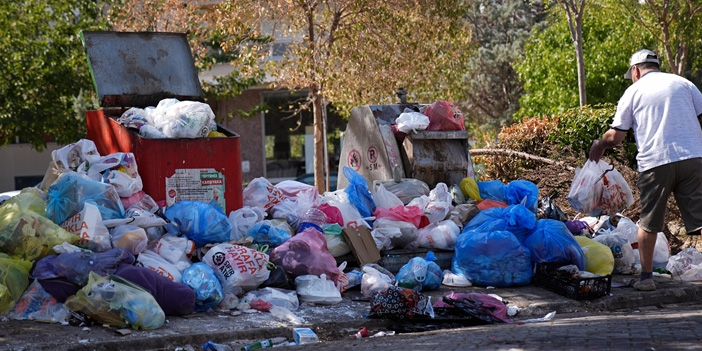 Karşıyaka’da grev çöp krizine dönüştü: Sokaklar çöple doldu