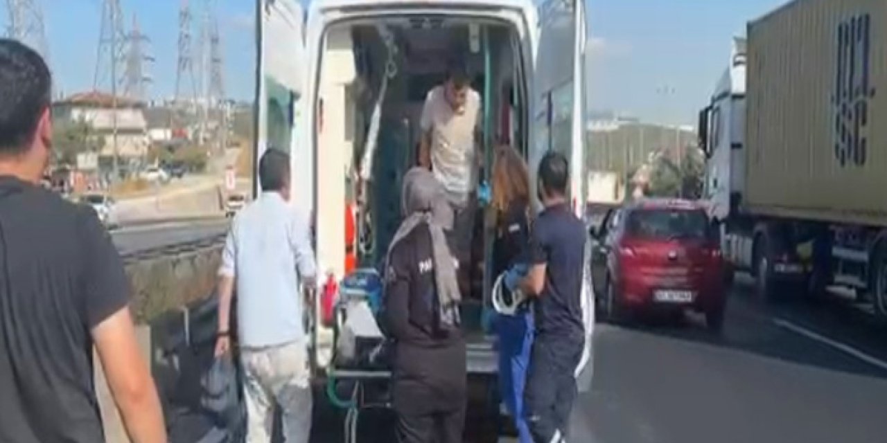 Çekiciyle çarptığı otomobili devirip, kaçtı; 3 yaralı