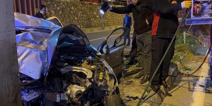 Otomobil üst geçidin ayağına çarptı: 2 ölü