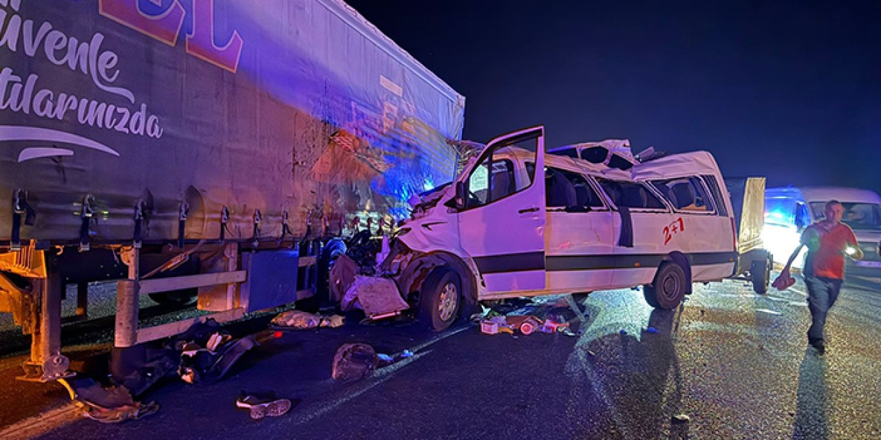 Mersin'de feci kaza: İşçileri taşıyan minibüs TIR’a çarptı, 3 ölü