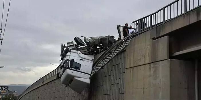 İzmir’de feci kaza: TIR’ın kupası viyadükte asılı kaldı, şoför yaralandı