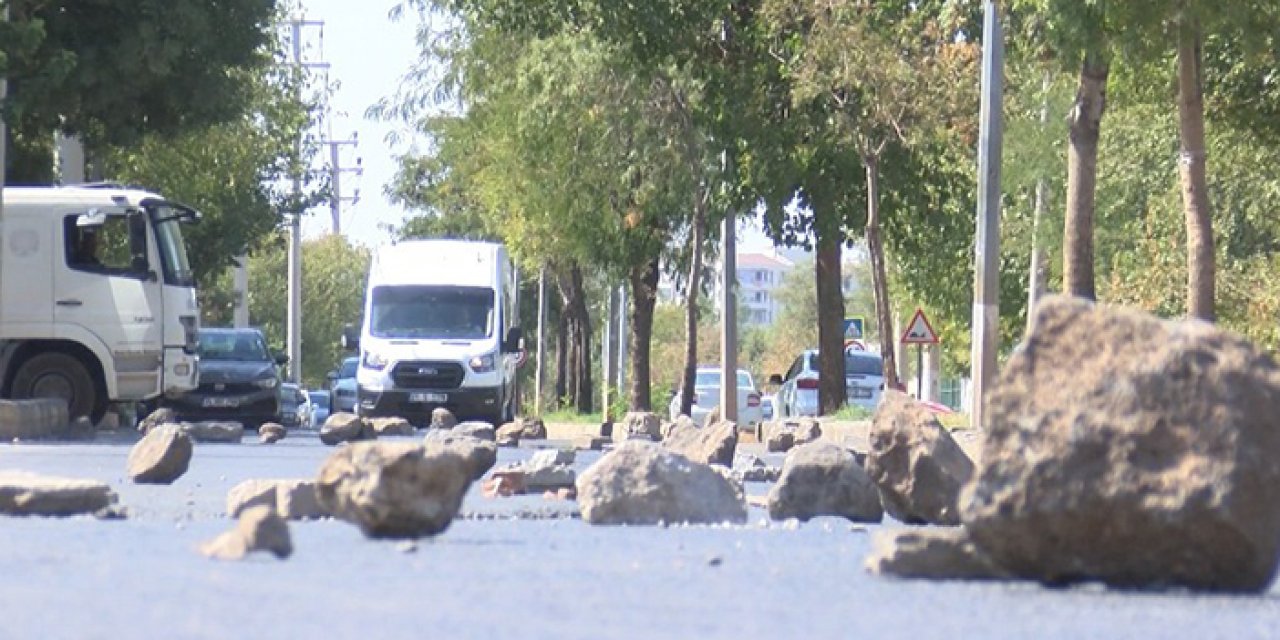 Diyarbakır’da 30 yıllık yol krizi: Hak sahipleri caddeyi taşlarla kapattı