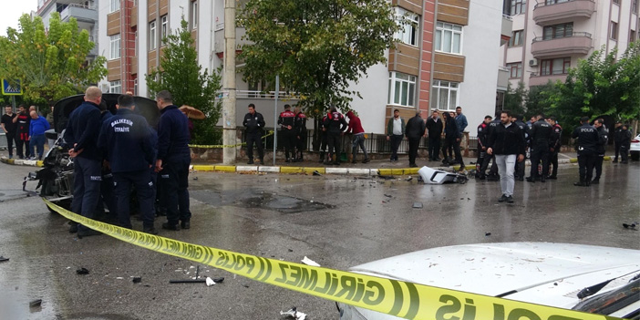 Balıkesir’de polis kaçışı dehşete dönüştü: Otomobil yayaya ve araçlara çarptı