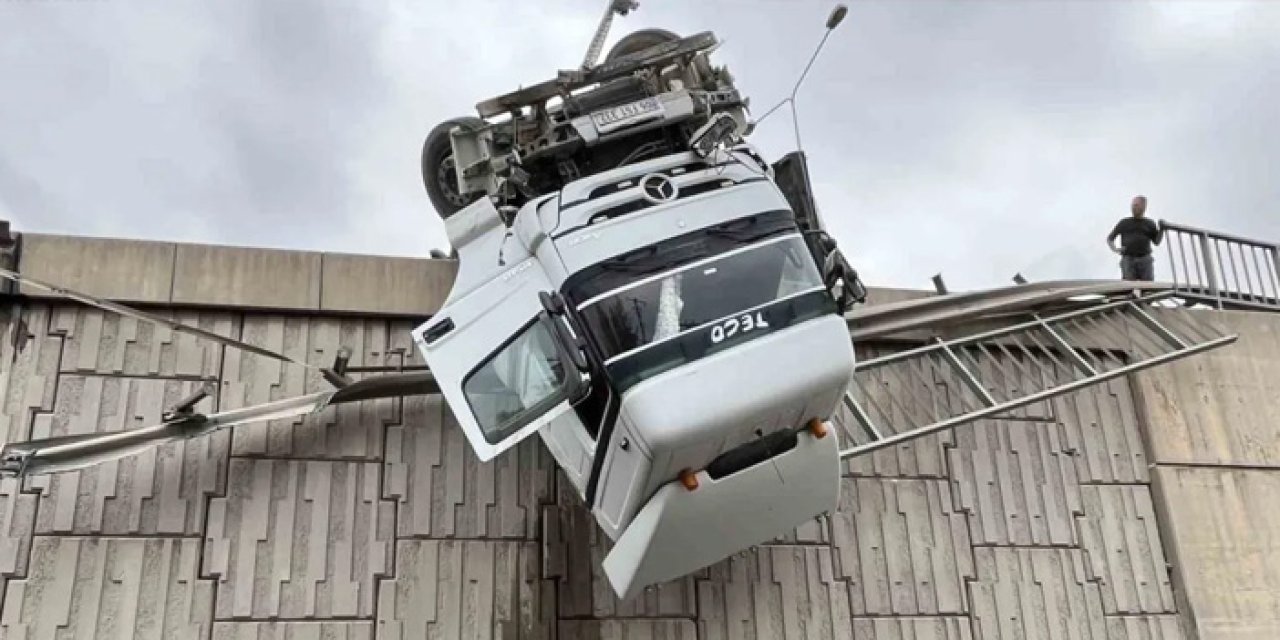 Bornova’da yağış kazası: Taş yüklü tır viyadükte askıda kaldı