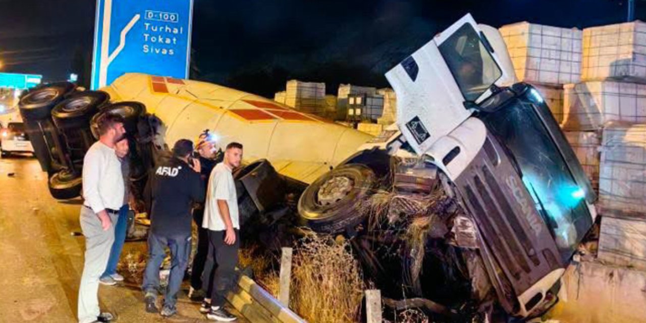 Amasya’da tanker devrildi: Sürücü hastaneye kaldırıldı