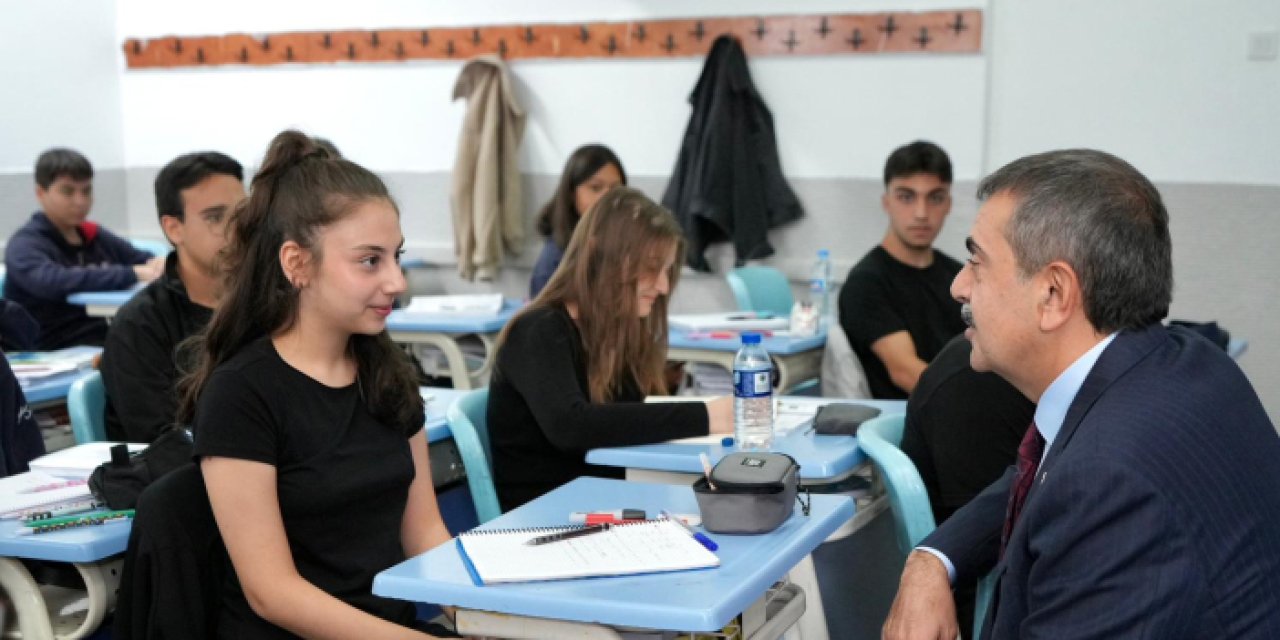 Bakan Tekin’den Betül Can Anadolu Lisesi’ne sürpriz ziyaret