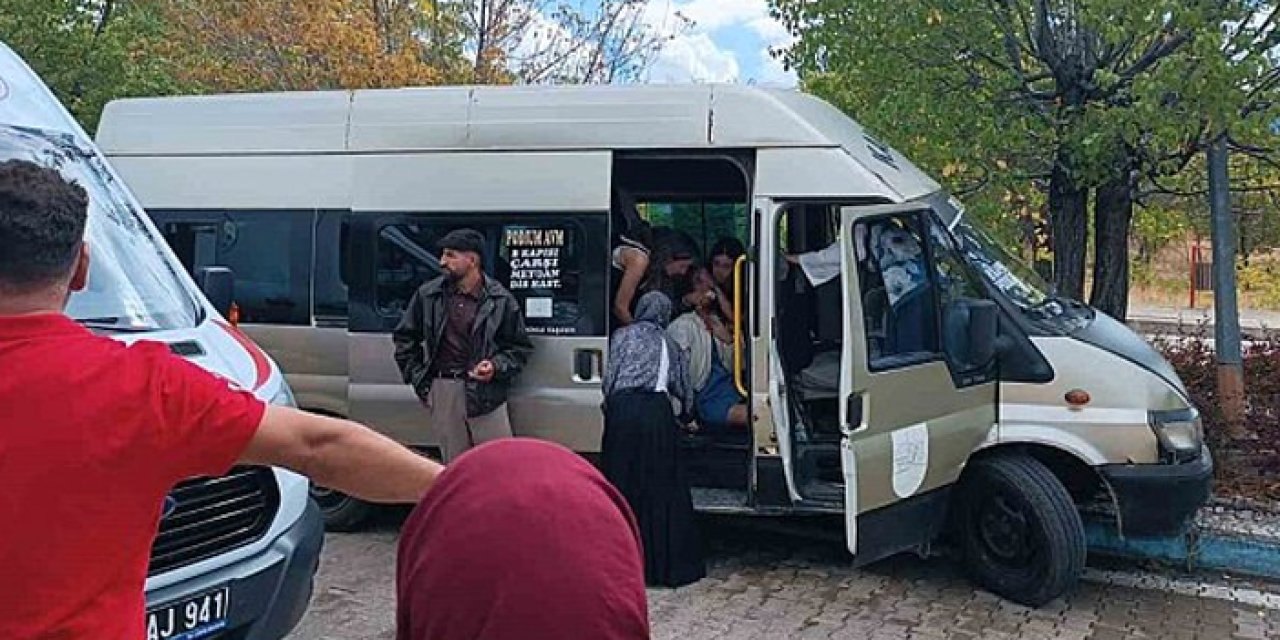 Kırıkkale Üniversitesi’nde dolmuş ağaca çarptı: 13 öğrenci yaralı