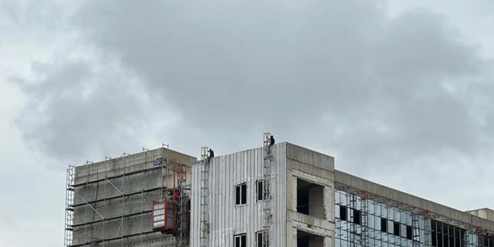 Samsun’da işçiler maaşları için inşaatın çatısına çıktı