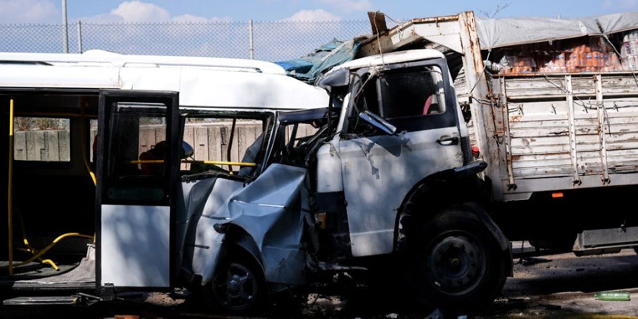 İzmir’de minibüs ile kamyon çarpıştı: 2 sürücü yaralı