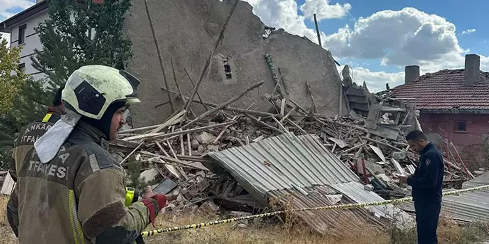 Ankara’da 3 katlı metruk bina çöktü