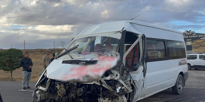 Van’da öğrenci servisi ile tır çarpıştı: 14 yaralı