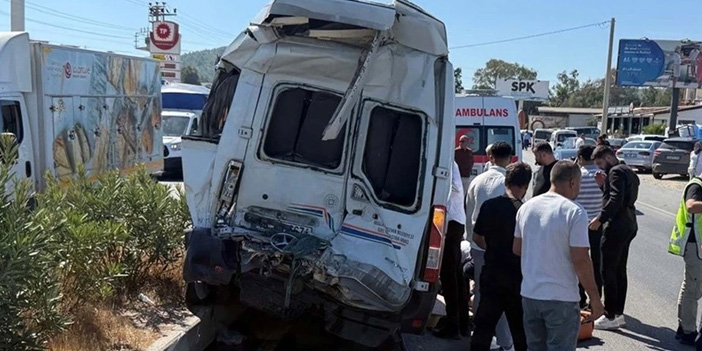 Minibüs ile çekici çarpıştı: 1 ölü, 10 yaralı