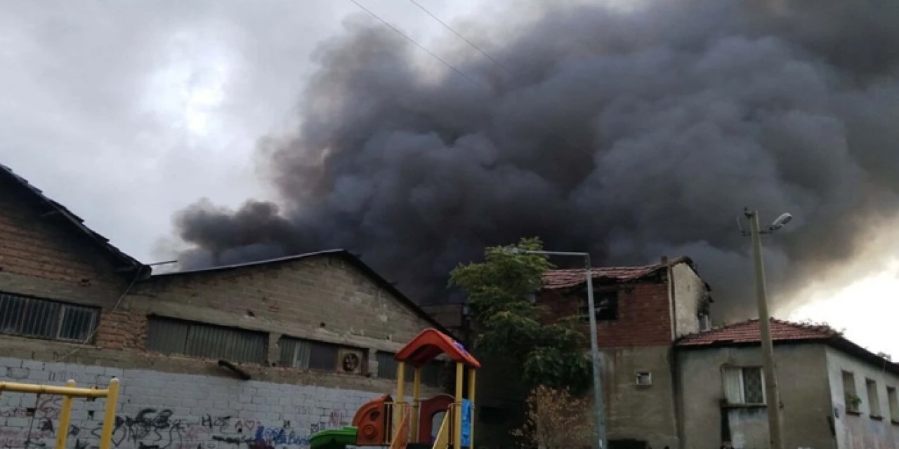 İzmir'de depoda yangın çıktı: Gökyüzü simsiyah oldu