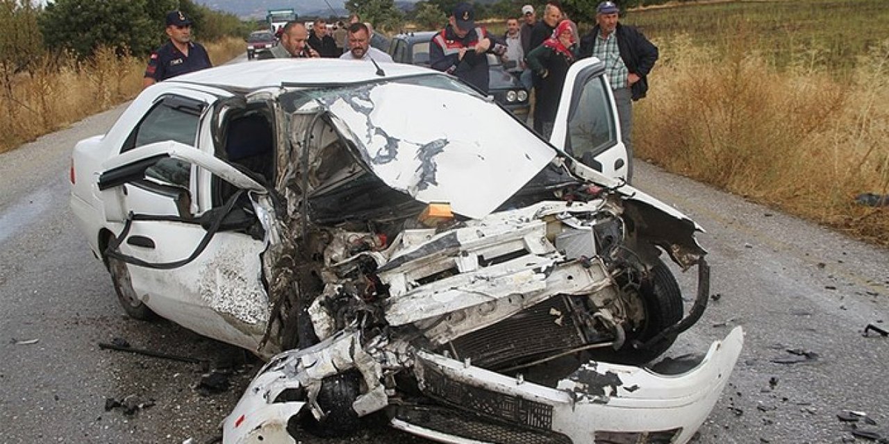 Manisa’da yağış can aldı: Otomobil ile kamyonet çarpıştı, 1 ölü 2 yaralı