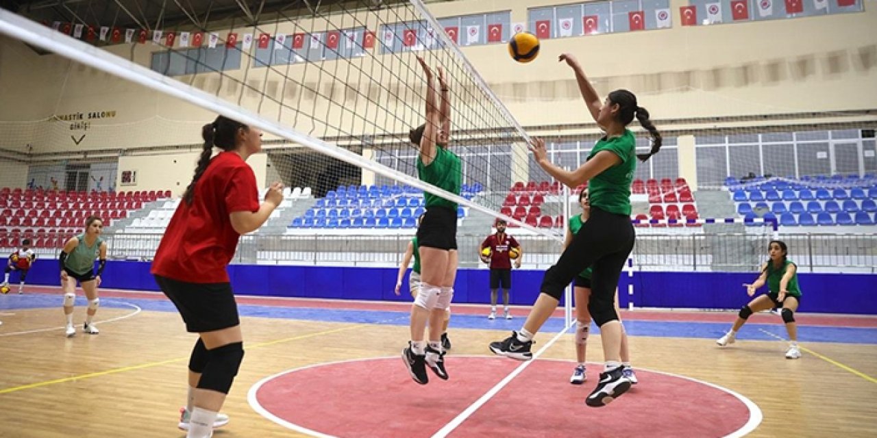 Hakkari’nin kadın voleybol takımı yeni sezonda zirveye oynuyor