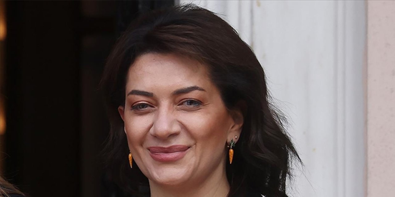 Paşinyan’ın eşi Hakobyan, Erdoğan’ın “Daha Adil Bir Dünya Mümkün” kitabını tamamladı