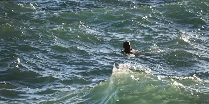 Antalya’da 63 yaşındaki Yusuf Ö., kurtarma ekiplerini beklemeden suya atladı