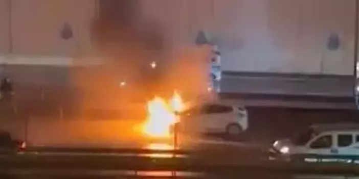 Seyir halindeyken motoru tutuşan otomobil kullanılamaz hale geldi