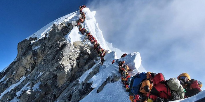 Everest’te kar fırtınası kabusu: Bin dağcı mahsur, kurtarma yarışı zamanla sürüyor