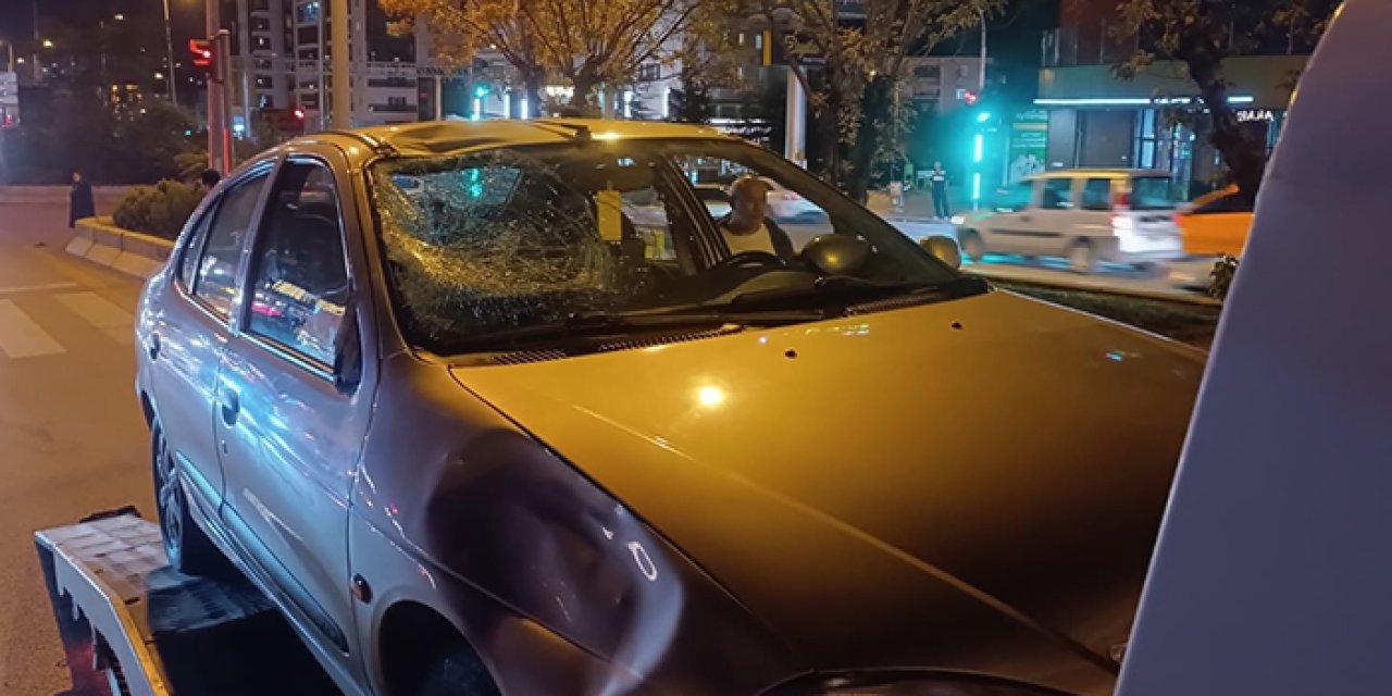 Karşıya geçmek isteyen yayaya çarptı: Sürücü darbedildi