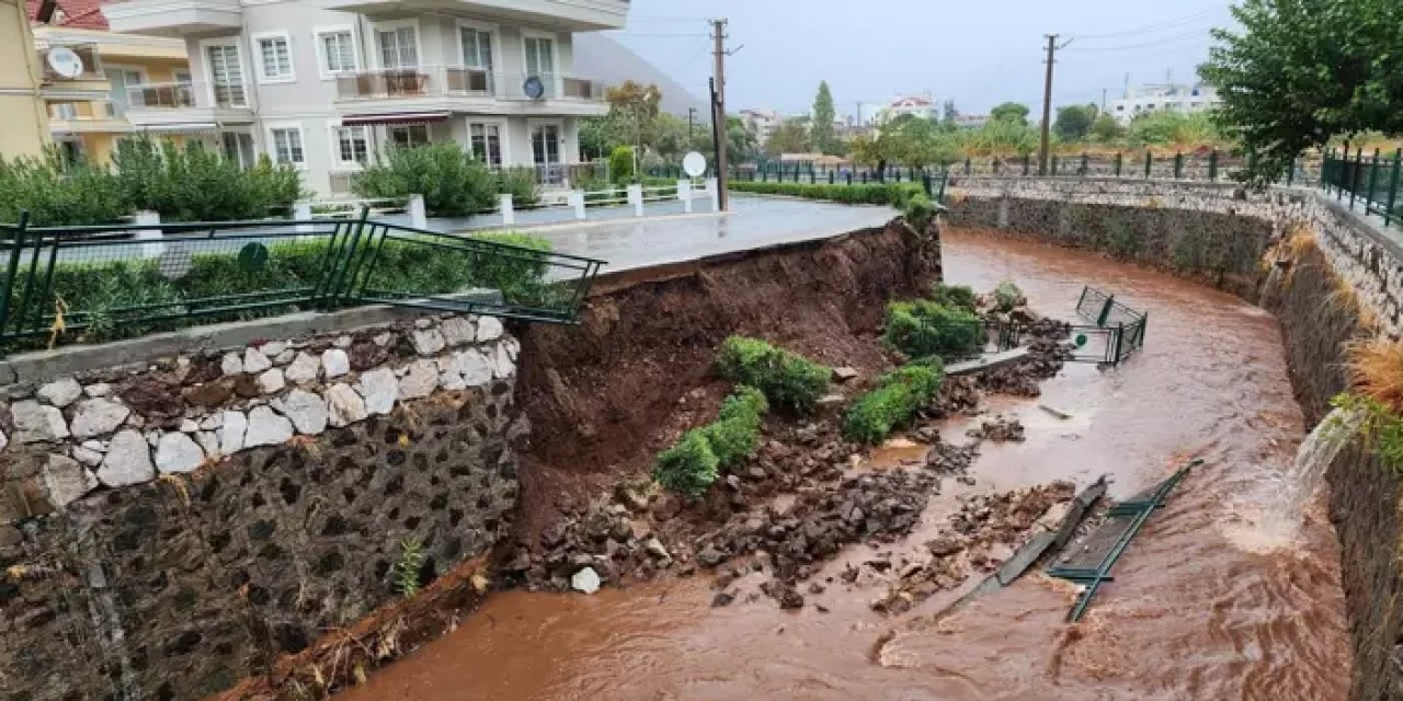 Marmaris’i sağanak vurdu: Dere duvarı çöktü, tekne karaya oturdu