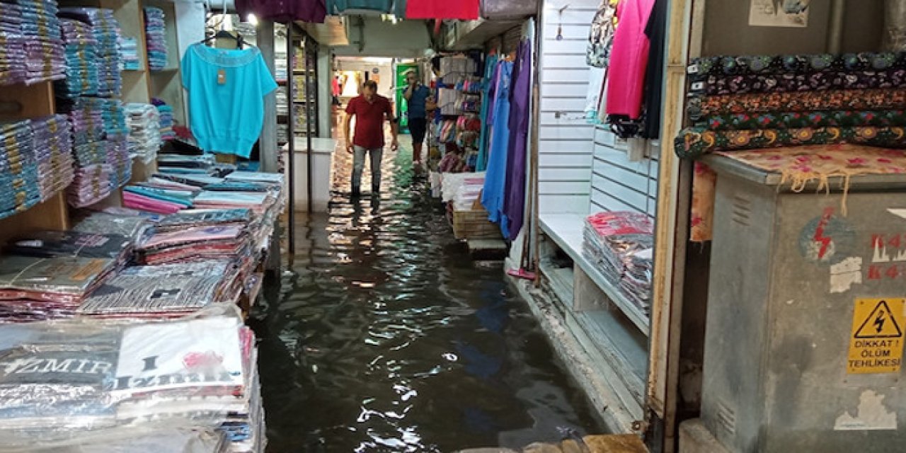 İzmir'de Kemeraltı Çarşısı’nı su bastı: Esnaf madur oldu