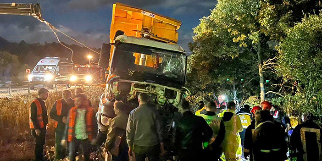 Kamyon refüje çarptı: 2 ölü, 1 yaralı