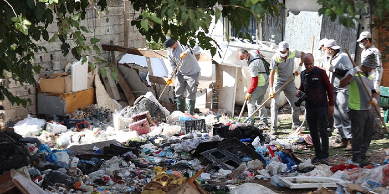 Antalya'da 8 evden çıkan tonlarca atık temizlendi