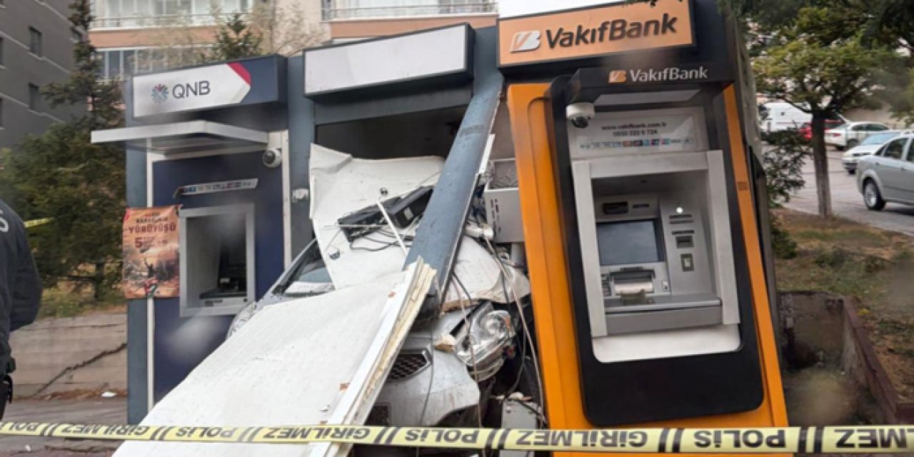 Ankara’da yağış kazaya yol açtı: Otomobil banka ATM’sine girdi