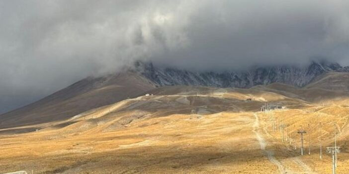 Yılın ilk karı Erciyes Dağı’nı beyaza bürüdü