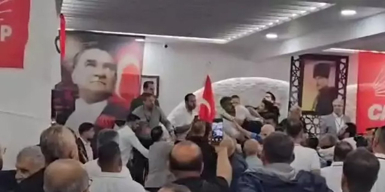 CHP Hatay kongresinde gergin anlar: Partililer yumruk yumruğa kavga etti