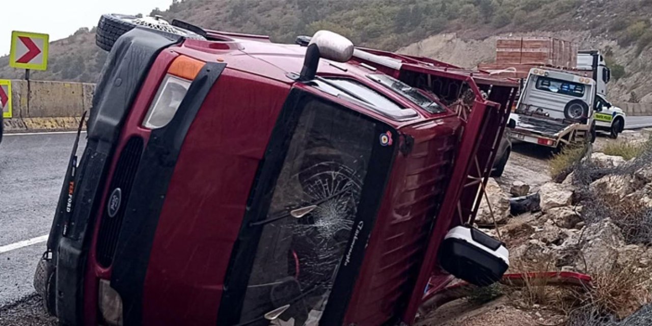 Karabük’te kamyonet su kanalına devrildi: 5 kişi yaralandı