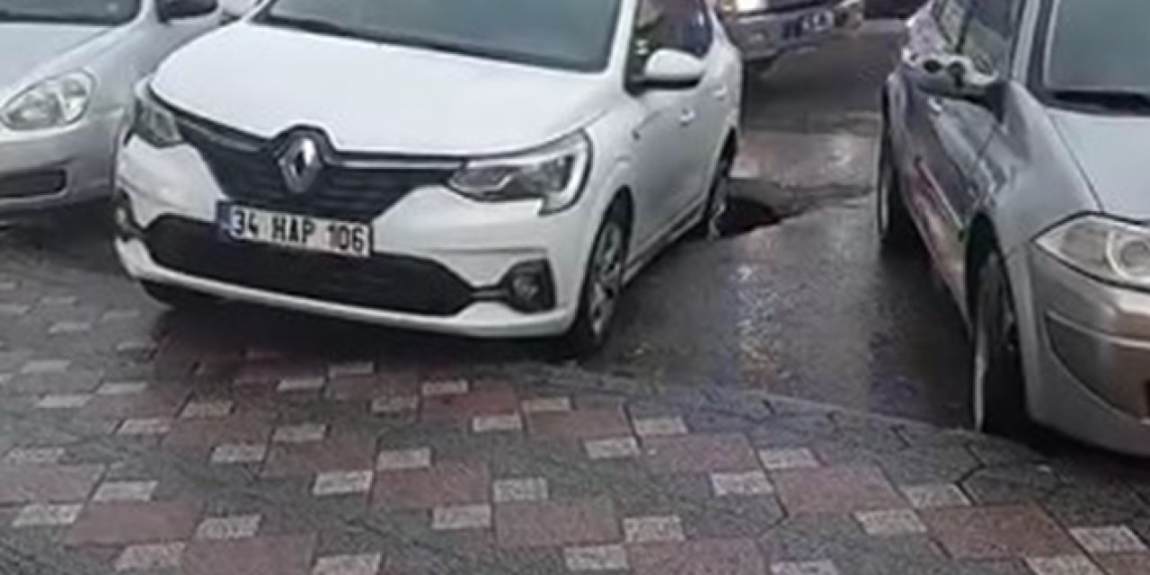 Gebze’de yağış sonrası cadde çöktü: Park halindeki otomobil çukura saplandı