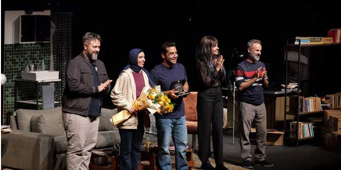 Etimesgut Belediyesi'nin tiyatro festivali, "Linçler ve Dudaklar" oyunu ile sürdü