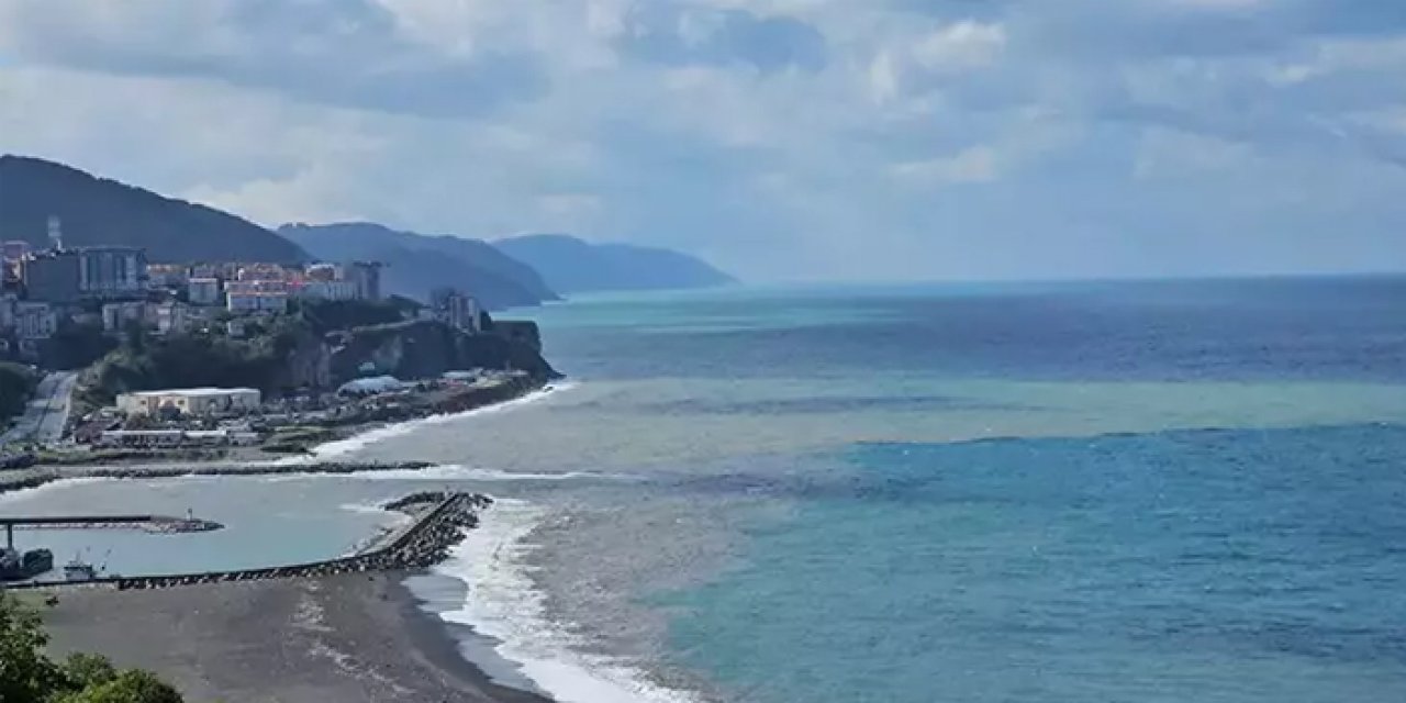 Zonguldak’ta sağanak sonrası deniz çamur rengine büründü
