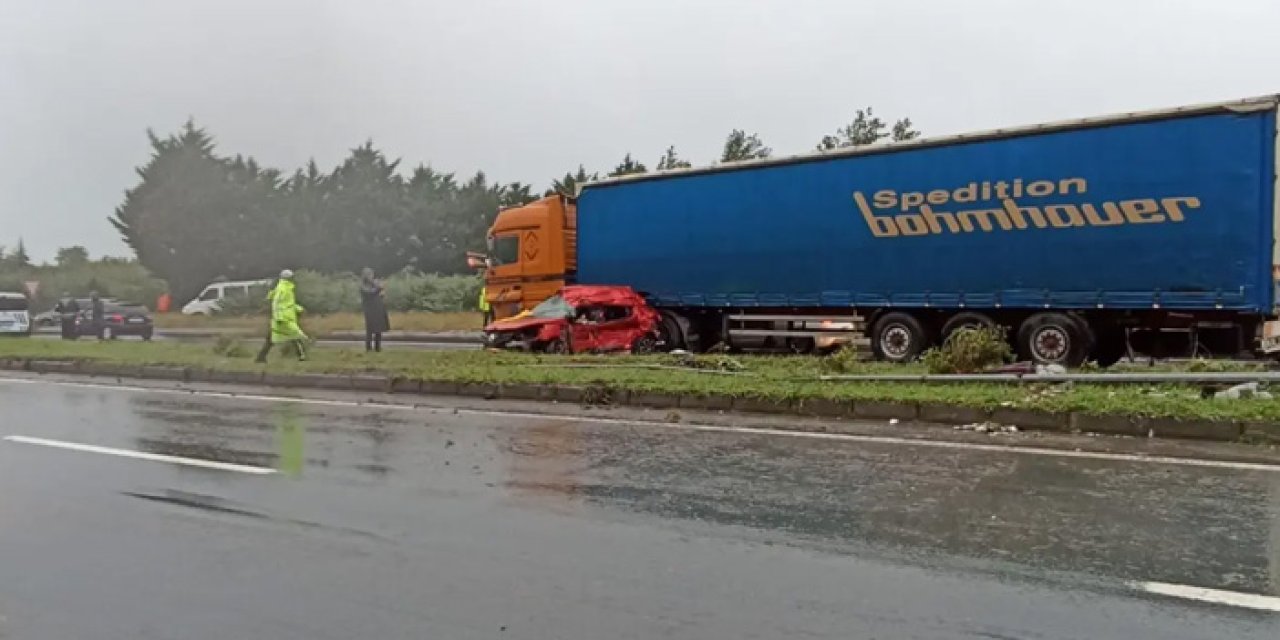 Rize’de Feci Kaza: Otomobil TIR’a Çarptı, 3 Kişi Hayatını Kaybetti