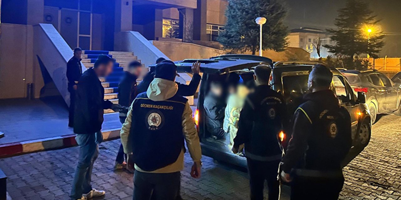 Iğdır’da hafif ticari aracın bagajından 10 kaçak göçmen çıktı