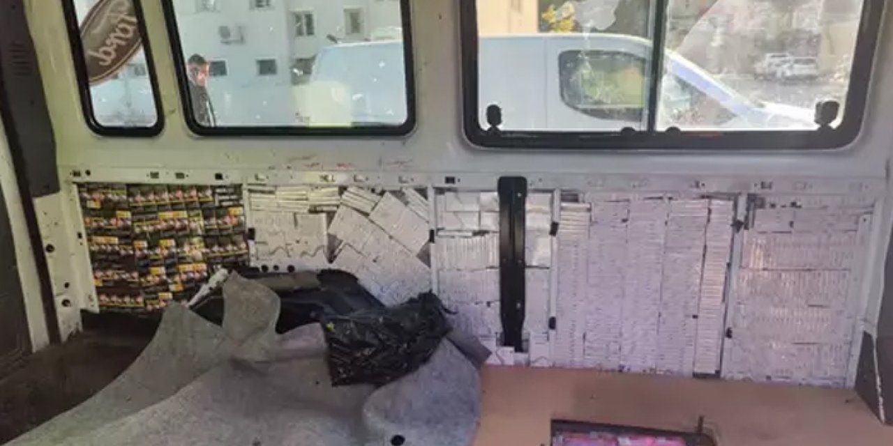 Mardin’de gizli bölmeli minibüsten 16 bin paket kaçak sigara çıktı