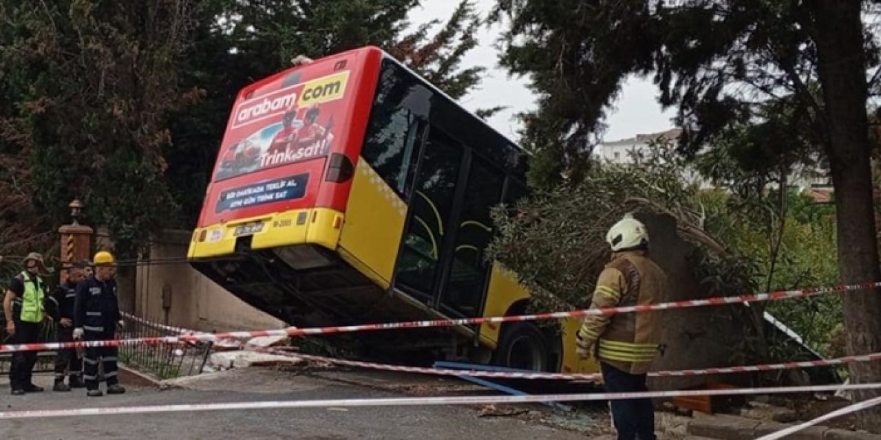 Üsküdar’da İETT otobüsü el freni çekilmeyince duvara çarptı