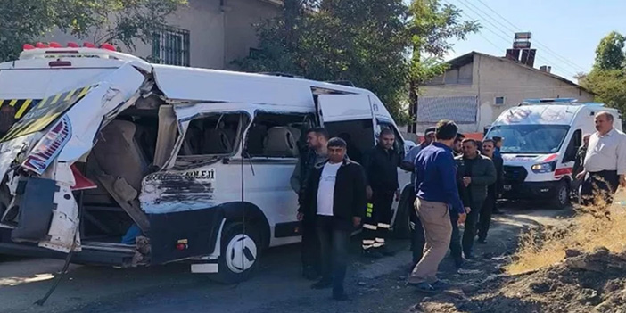 Muş’ta tren, hemzemin geçitte okul servisine çarptı: 17 öğrenci yaralı