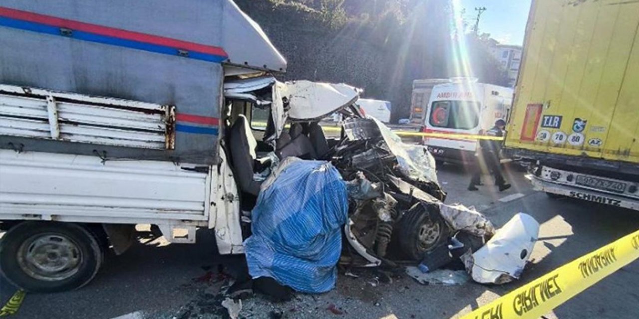 Park Halindeki Tıra Çarpan Kamyonet Hurdaya Döndü: 1 Ölü, 1 Yaralı