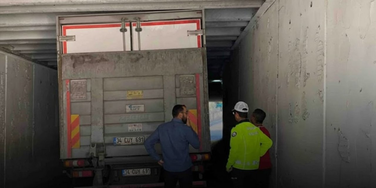 Manisa’da Alt Geçitte Nefes Kesen Anlar: Kamyon Tünelde Sıkıştı!