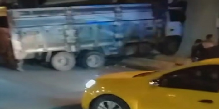 Bayraklı'da Kamyon Binaya Girdi!