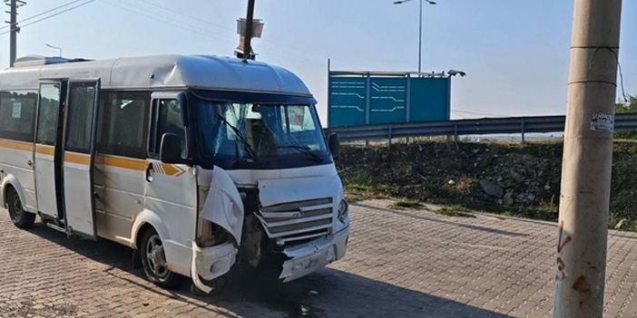 Manisa’da öğrenci servisi direğe çarptı: 2 çocuk yaralandı