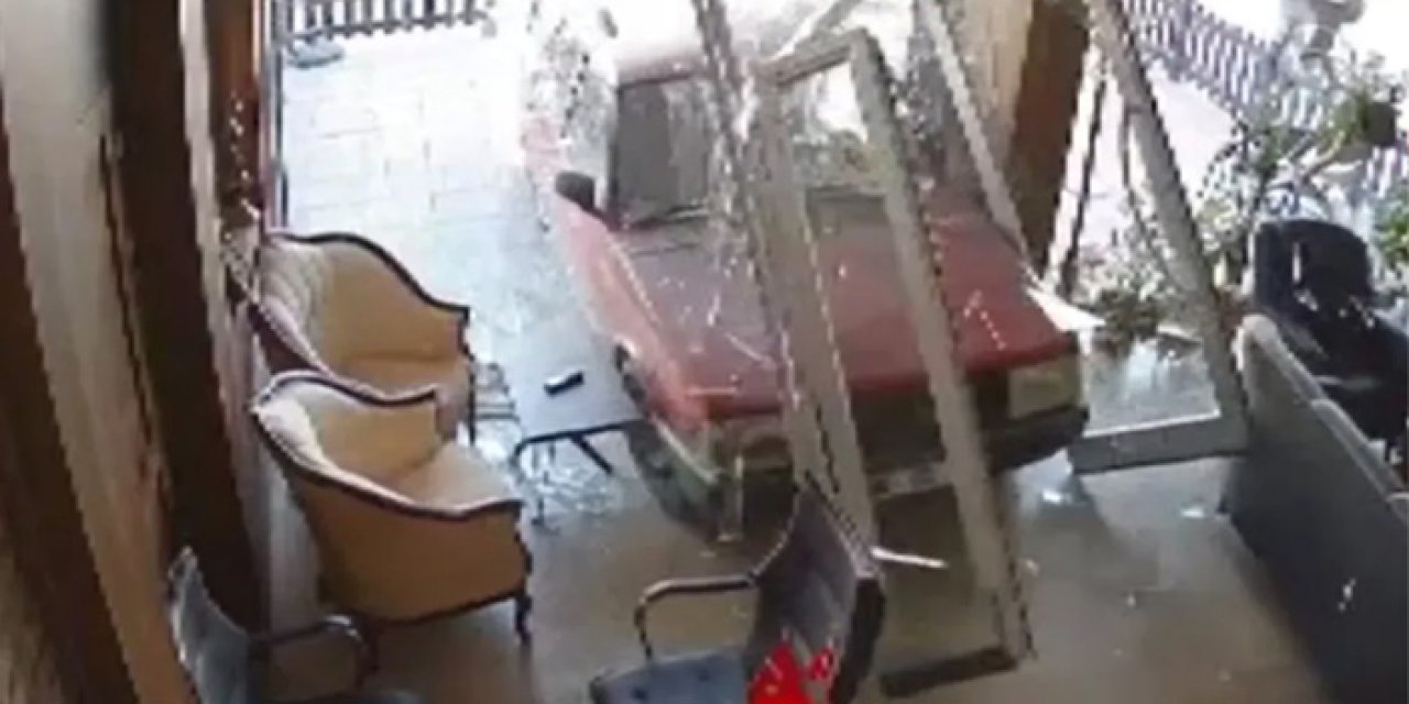 Sincan'da alkollü sürücü kontrolü kaybetti, araç dükkanın içine girdi