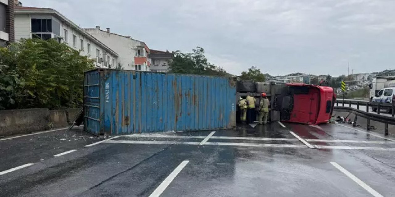 Büyükçekmece’de TIR devrildi: E5’te trafik felç oldu