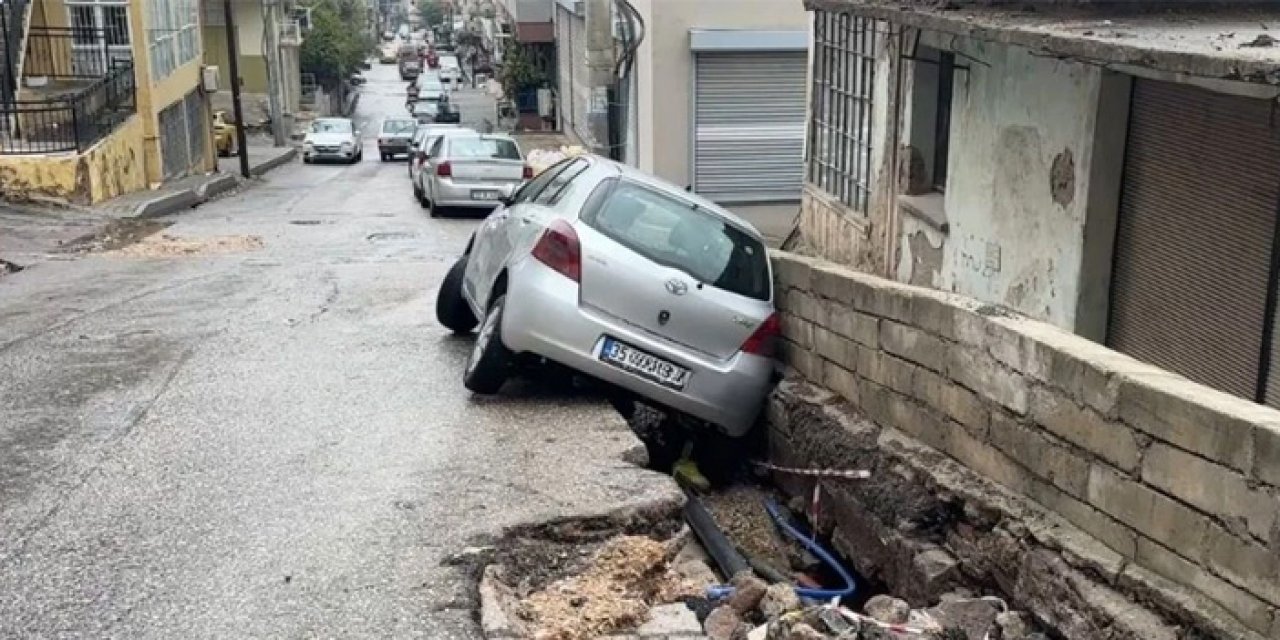 İzmir’de Sağanak Felaketi: Yol Çöktü, Araç Yan Yattı
